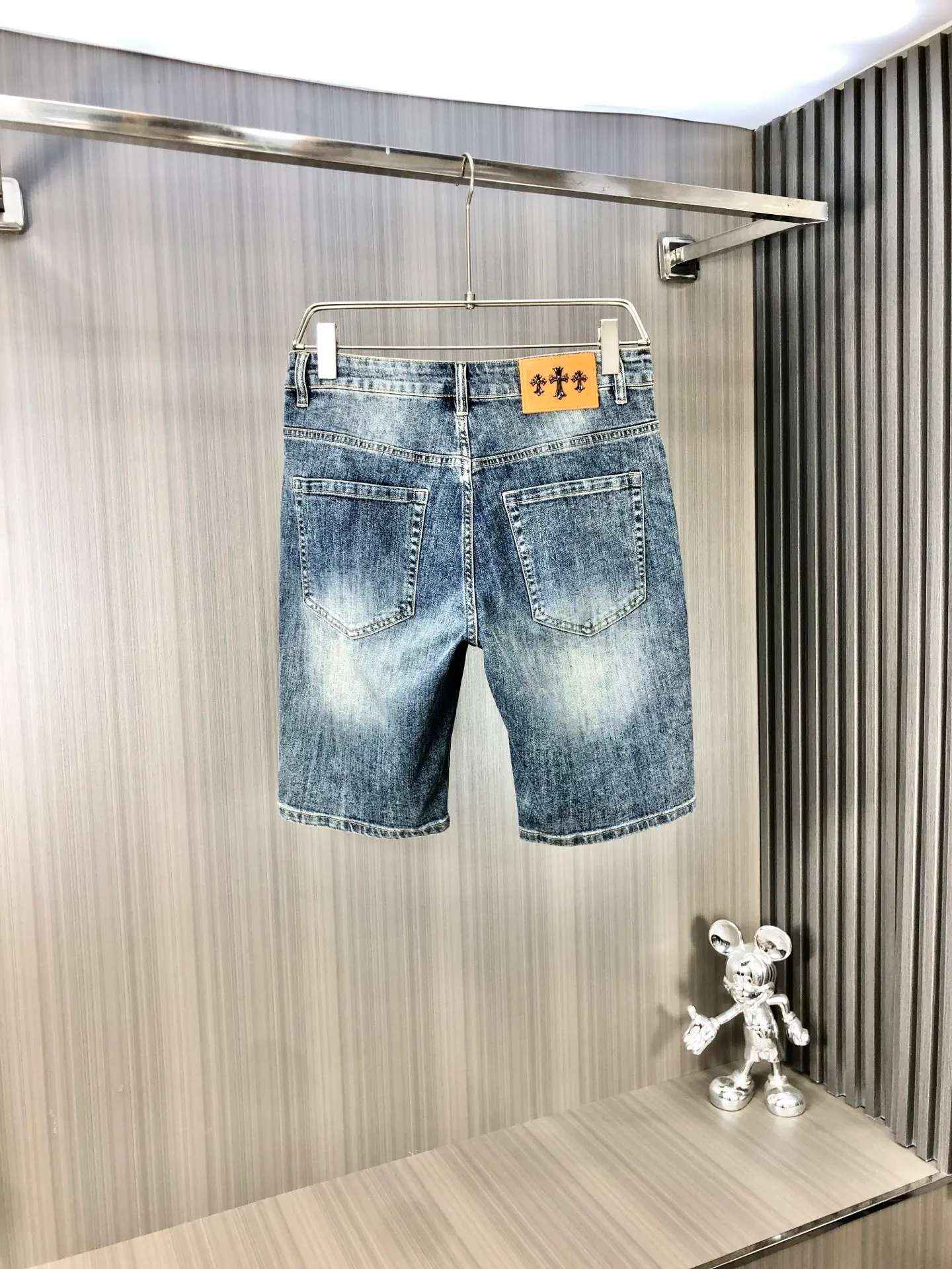 P220 chrome hearts denim shorts, the latest new men's jeans for spring and summer 2025! Heavy-duty washed denim fabric, customized fabric is softer and more comfortable than ordinary denim fabric! Ultra-heavy industrial washing process and double process washing. The entire pair of pants has a comfortable feel, top-notch fineness and breathability. All hardware brand logos are custom-made, and the materials are selected with the best attributes. The elasticity of the fabric is very good and the comfort is great! The low-key design style is simple and elegant. Yardage: 28-38 (no 35.37)